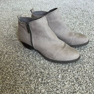 Carlos Santana Brianne Ankle Boots Gray Faux Suede Booties, Size 7.5